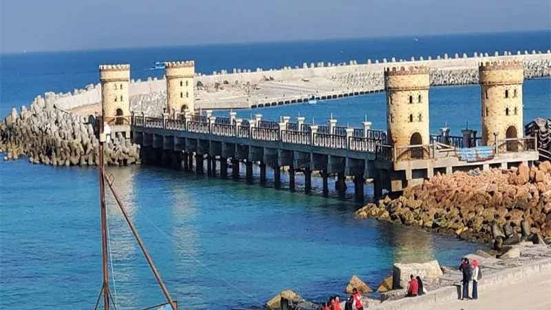نسب إقبال ضعيفة ورفع الرايات الصفراء على شواطئ الإسكندرية