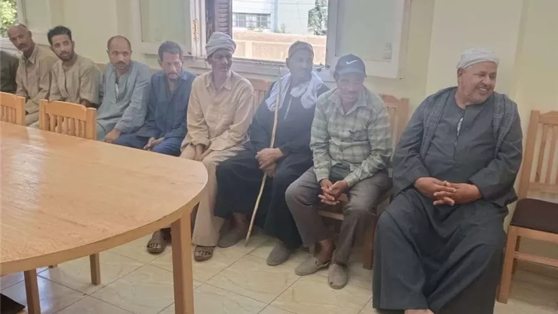 محافظ أسيوط يؤكّد أهمية تشجيع المزارعين على الاستفادة من المخلفات الزراعية اقتصاديًا