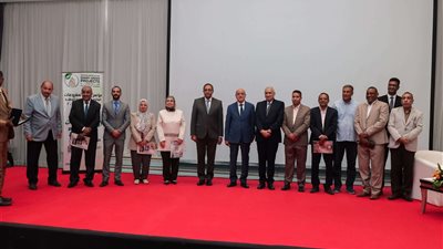 محافظ قنا يكرّم 
