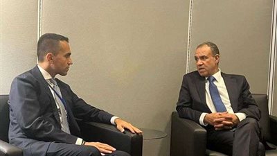 وزير الخارجية والهجرة يؤكّد ضرورة تبني مقاربة شاملة لحل الأزمة في اليمن