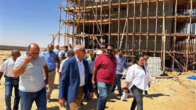 أمين غنيم يشدد على الالتزام بالمواصفات القياسية والجدول الزمني للمشروعات بحدائق أكتوبر
