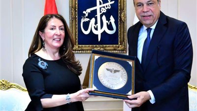 وزير الطيران المدني يستقبل سفيرة الولايات المتحدة الأمريكية لبحث أطر التعاون الثنائي بين البلدين في مجال الطيران المدني