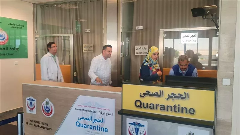 وكيل الصحة يفاجئ العاملين بالحجر الصحي بمطار أسيوط الدولي