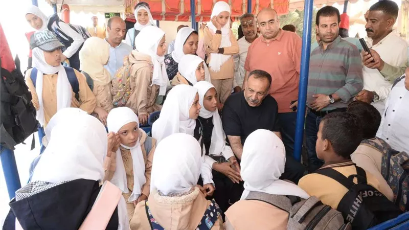 محافظ أسيوط يتابع تنفيذ نقل الطلاب من جزيرة نزلة باقور إلى مدارسهم بالأتوبيس النهري