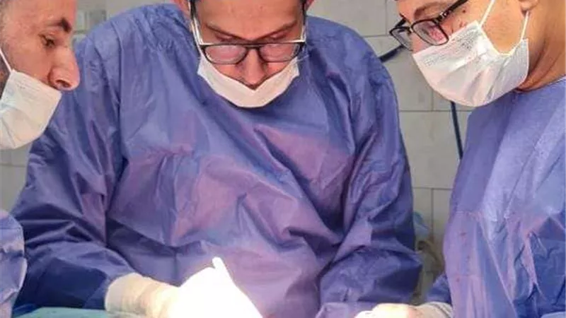 فريق طبي بمستشفى أسيوط العام ينجح في استئصال ورم بجدار صدر شاب يزن 700 جرام