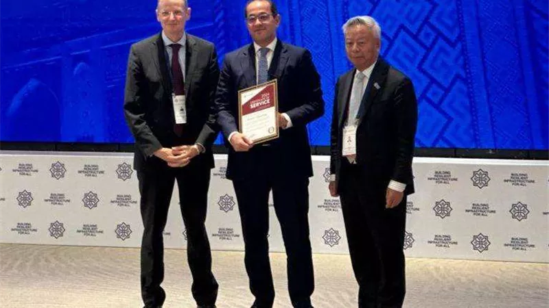 رئيس البنك الآسيوي يكرم «كجوك» عميد المديرين التنفيذيين.. ويتمنى له التوفيق في «مجلس المحافظين»