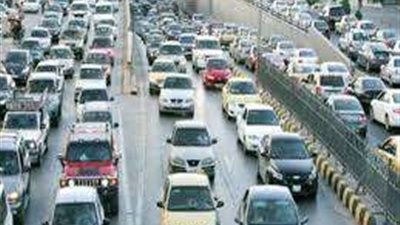 كثافة مرورية متوسطة بحركة سير السيارات بشوارع القاهرة والجيزة