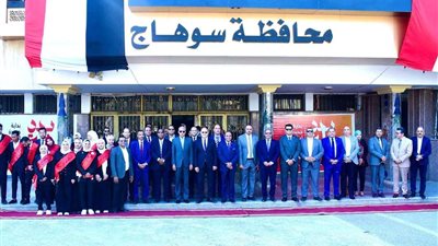 رئيس جامعة سوهاج يشارك الطلاب الاحتفال بذكرى نصر أكتوبر المجيد