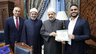 شيخ الأزهر يكرم طلاب 