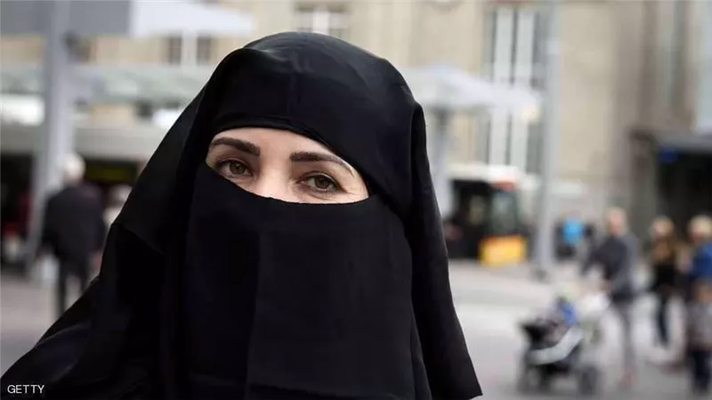 استشاري نفسي تطالب بمنع دخول المعلمة للفصول الإبتدائية بالنقاب