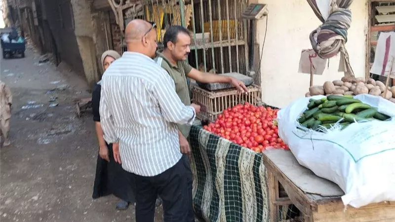 إزالة إشغالات وتعديات الباعة الجائلين على حرم الطرق بمدينة أبوتيج بأسيوط