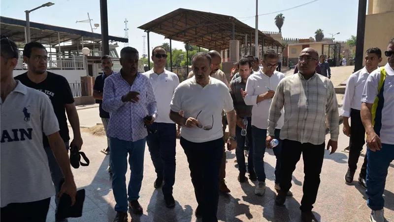محافظ أسيوط يتفقد مرسى العبارات النهرية بمنطقة الحمراء ومرسى حورس السياحي ويوجه بالبدء في تطويرهما