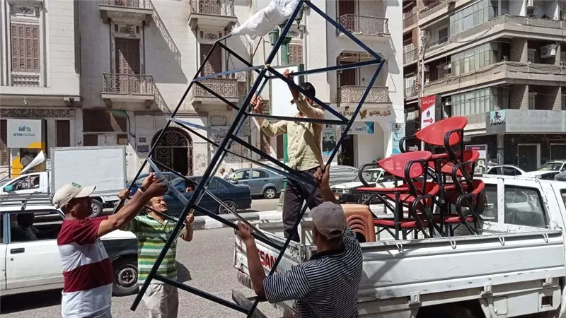 إزالة اشغالات وتعديات الباعة الجائلين على حرم الطرق بحي شرق أسيوط
