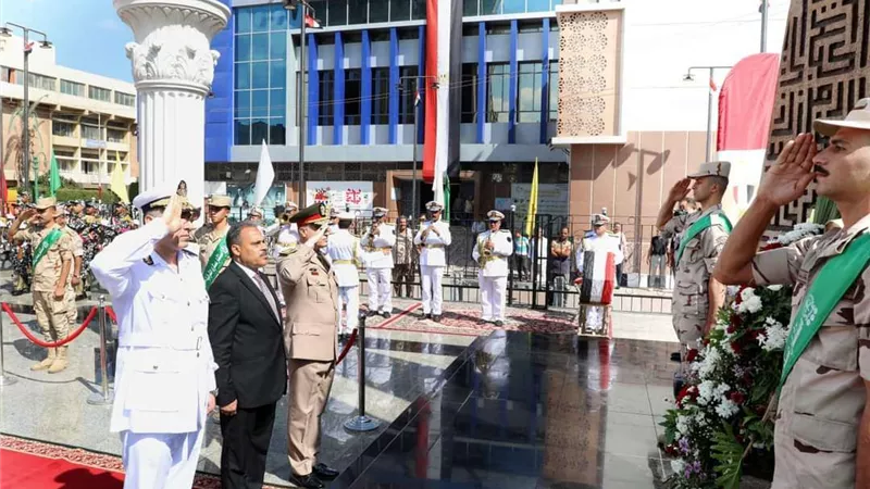 محافظ الشرقية يُحيي ذكرى انتصارات أكتوبر بوضع إكليل من الزهور على النصب التذكاري للشهداء