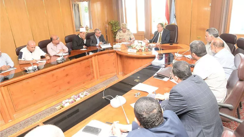 محافظ أسيوط يشهد اجتماع استعراض إمكانيات الأجهزة التنفيذية لمجابهة الأزمات والكوارث