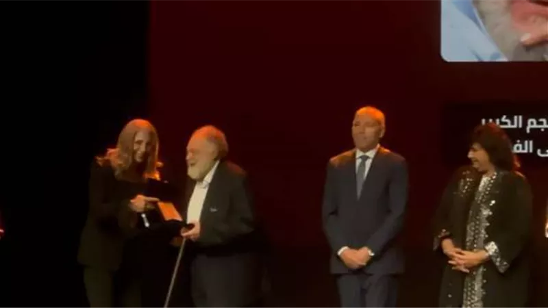 يحيى الفخراني يُكرّم بجائزة المسرح ويهديها للفنان الراحل حمدي غيث