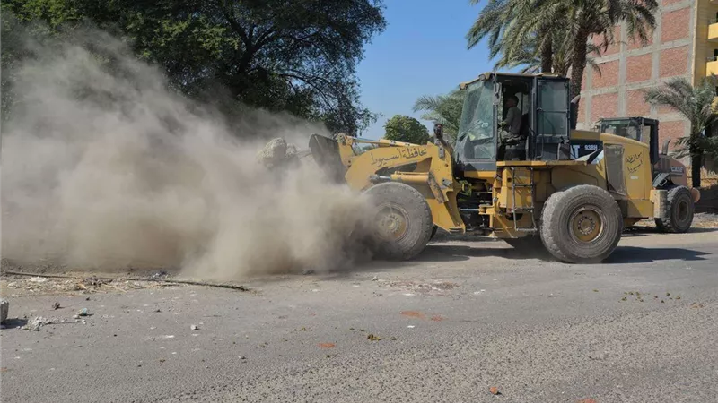 محافظ أسيوط يشهد اصطفاف 130 قلاب ولودر من المراكز والاحياء للمشاركة في رفع المخلفات من منطقة سور الأزهر