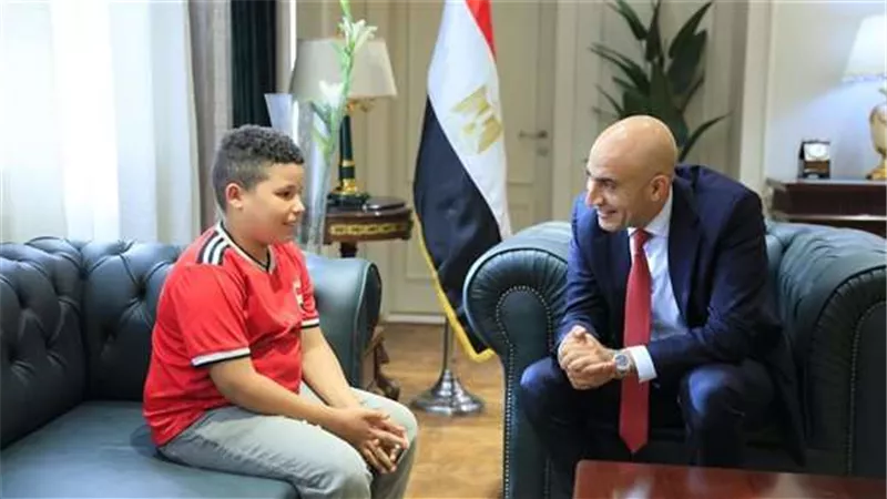 وزير التربية والتعليم يلتقي الطالب علي حمادة لدعمه في مسيرته التعليمية