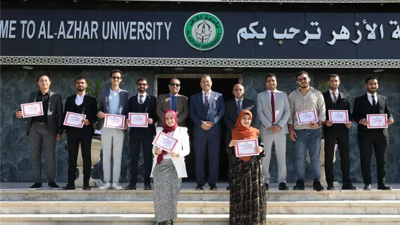 رئيس جامعة الأزهر يكرم طلاب 