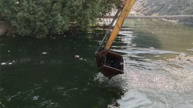 محافظ أسيوط يتابع جهود تطهير الترع والمصارف لوصول المياه لنهايتها بجميع المراكز