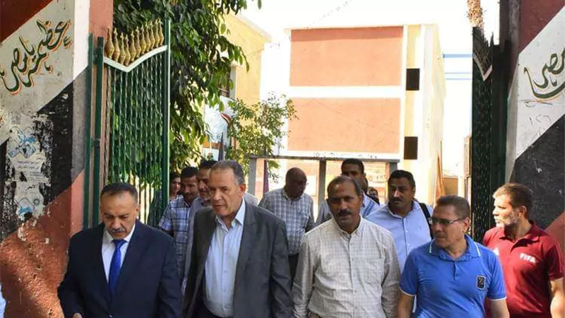 محافظ أسيوط يتفقد حملة الرئيس للكشف عن الالتهاب الكبدي الوبائي على تلاميذ المدارس