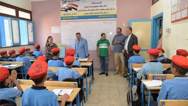محافظ أسيوط يتابع انتظام سير العملية التعليمية بمدرسة ناصر الإعدادية بنين
