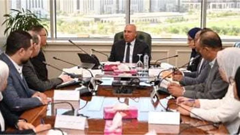 وزير الصناعة يبحث مع رئيس شركة تكنولوجيا الحديد إنشاء مصنع لإنتاج الأبواب المصفحة