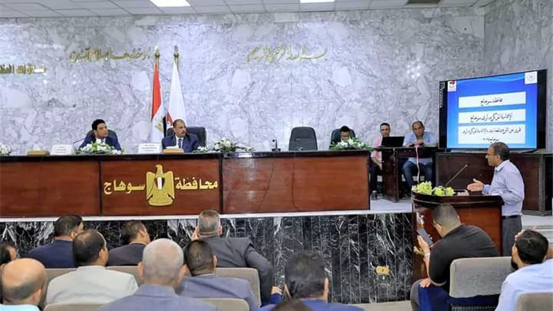 محافظ سوهاج يبحث آليات التخلص الآمن من نواتج تطهير الترع والمصارف