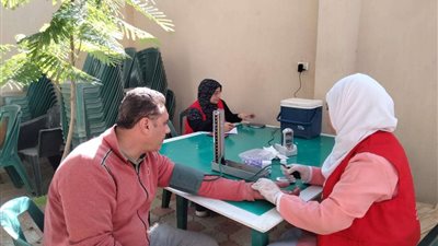 توقيع الكشف على 327 مواطنا فى قافلة طبية بالمنوفية ( صور )