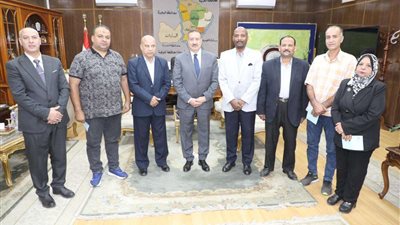 محافظ المنوفية يُسلّم إعانات مادية لطلاب مدارس التربية الفكرية