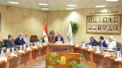 رئيس جامعة أسيوط يوجه بتكثيف الأنشطة الطلابية ودعم المبتكرين والموهبين