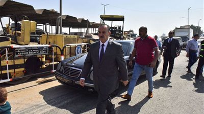 محافظ أسيوط يتفقد أعمال رصف 2 كم من الطريق الدائري بحي غرب