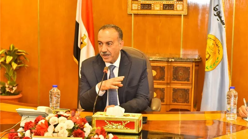 محافظ أسيوط يواصل اجتماعاته مع رؤساء المراكز والأحياء لمتابعة ملفي التصالح في مخالفات البناء وتقنين أراضي أملاك الدولة