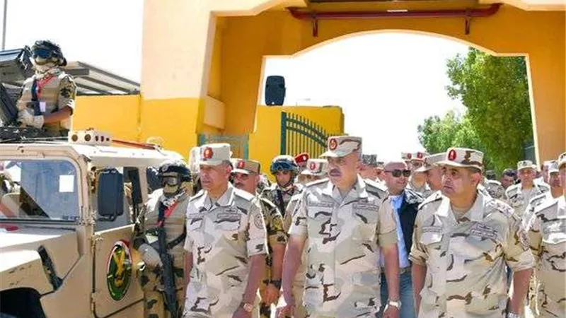 رئيس أركان حرب القوات المسلحة يتفقد إجراءات التأمين على الإتجاه الاستراتيجى الجنوبي