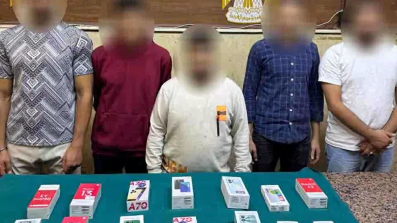 سرقوا 14 هاتف .. عصابة المحال التجارية في قبضة مباحث عين شمس