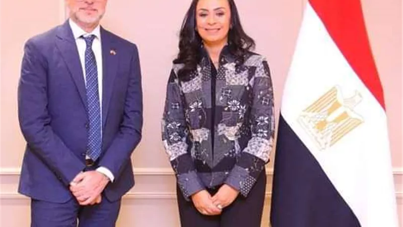وزيرة التضامن تلتقي سفير كندا بالقاهرة وتستعرض الجهود المصرية للدعم الإنساني لغزة