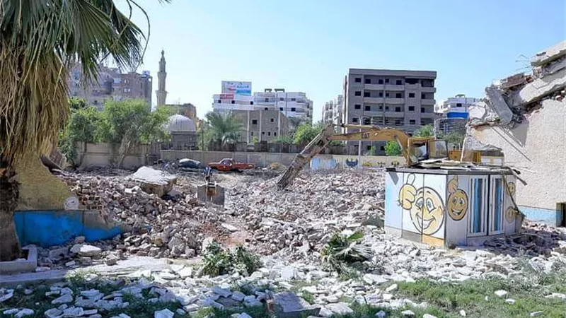 محافظ سوهاج يتفقد أعمال إزالة سينما أوبرا  وإخلاء الموقع تمهيدا لإنشاء مشروع استثماري