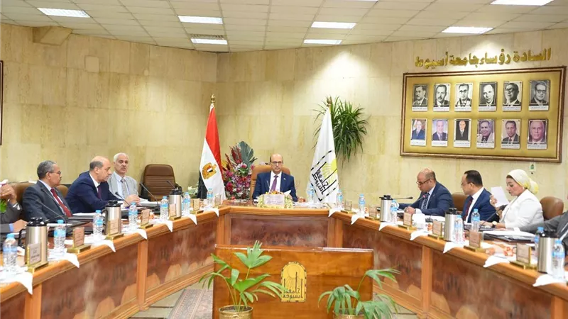 رئيس جامعة أسيوط يوجه بتكثيف الأنشطة الطلابية ودعم المبتكرين والموهبين