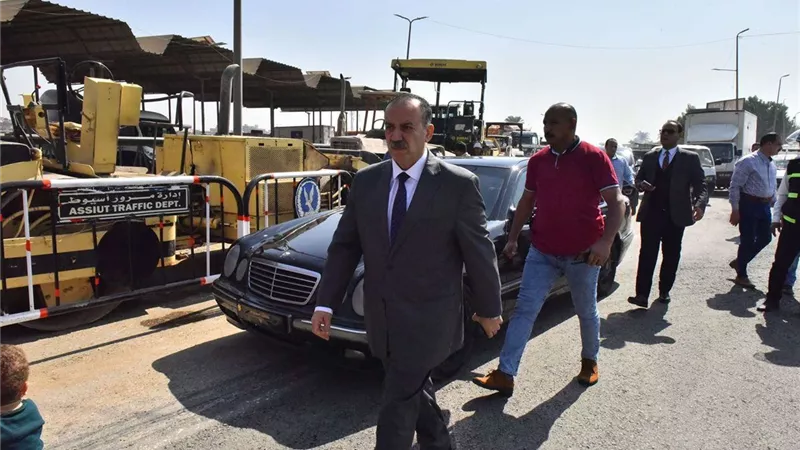 محافظ أسيوط يتفقد أعمال رصف 2 كم من الطريق الدائري بحي غرب