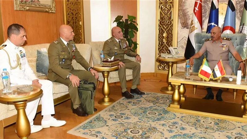 الفريق أحمد خليفة رئيس أركان حرب القوات المسلحة يلتقي قائد القوات البرية الإيطالية