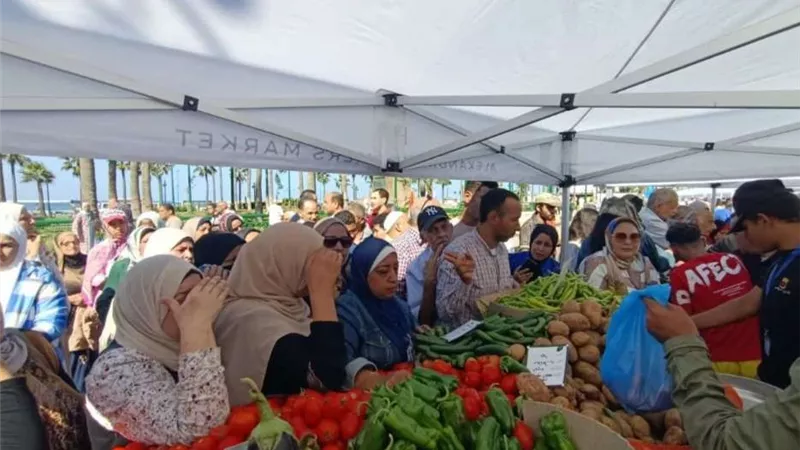 رئيس الوزراء ومحافظ الإسكندرية يفتتحان “سوق اليوم الواحد للمزارعين