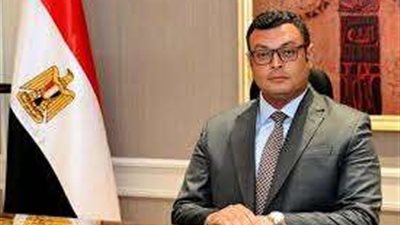 وزير الإسكان ومحافظ الجيزة يعقدان اجتماعاً بالمنطقة المحيطة بالأهرامات لاستعراض مخطط تطويرها
