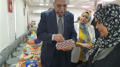 مدير «تعليم القليوبية» يتفقد معرض مهرجان الخرز لإدارتيّ بنها وكفر شكر