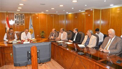 محافظ أسيوط يجتمع مع وفد وزارة الاتصالات لبحث سبل تفعيل بروتوكول التنمية المجتمعية الرقمية