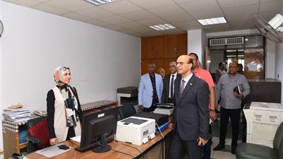 رئيس جامعة أسيوط  يُجري جولة مُفاجئة داخل المبني الإداري للاطمئنان على سير العمل
