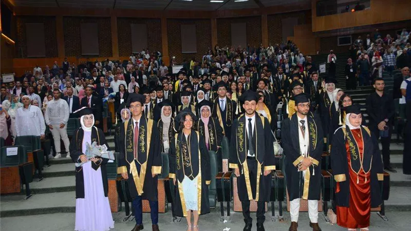 جامعة أسيوط تشهد حفل تخرج الدفعة السابعة من كلية طب الأسنان