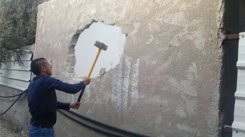 الاحتلال الإسرائيلي يجبر  مقدسي على هدم بيته بيده