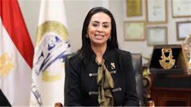 وزيرة النضامن الاجتماعي تتفقد أحد شوارع الاسكندرية وتستمع لمطالب المواطنين