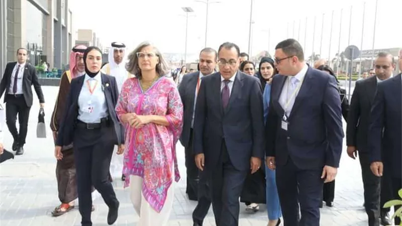 رئيس الوزراء يفتتح المعرض المقام على هامش المنتدى الحضري العالمي