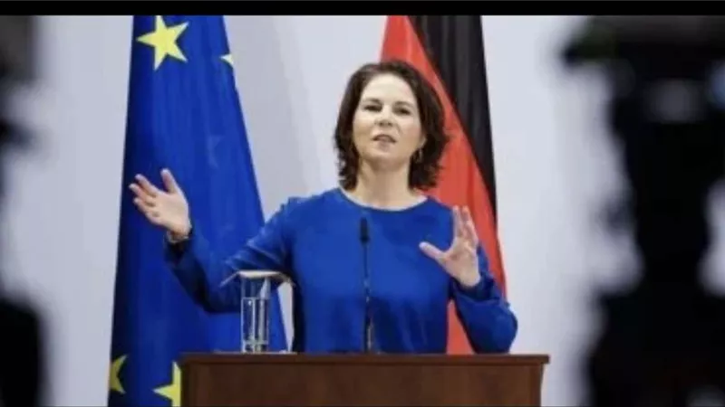 وزيرة الخارجية الألمانية تصل كييف وتؤكد استمرار الدعم إلي أوكرانيا